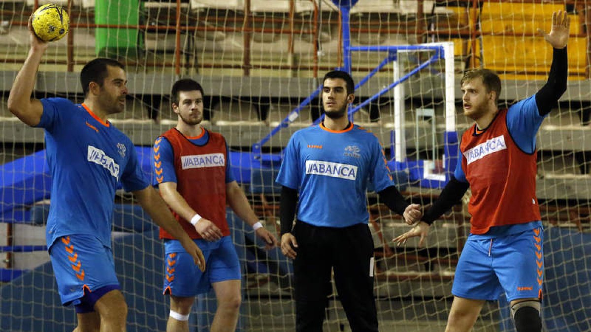 El Abanca Ademar quiere hacer valer hoy en la pista del Puerto Sagunto su condición de mejor equipo defensivo de la liga