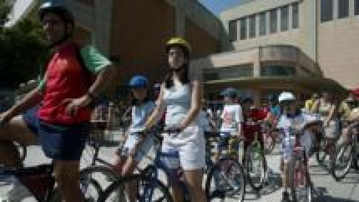 Varios participantes esperan el pistoletazo de salida de la marcha solidaria pro Proyecto Hombre