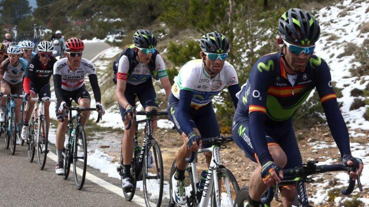 Marc Soler, en el centro, a rueda de Valverde, en el grupo que comanda Rojas, en la Volta.