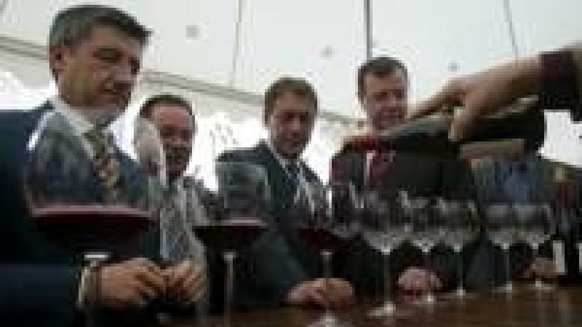 Fernández, García-Prieto y Antonio Silván, en la Feria del Vino del Bierzo