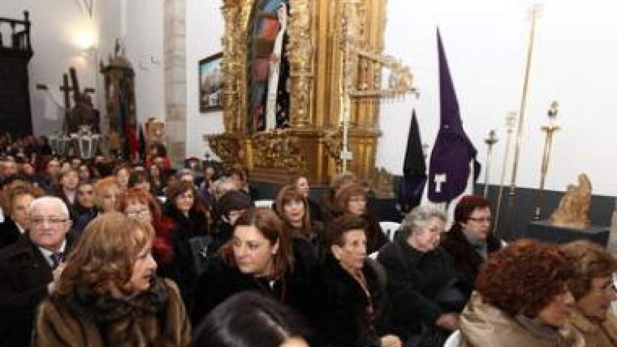 Las butacas improvisadas estaban a rebosar.
