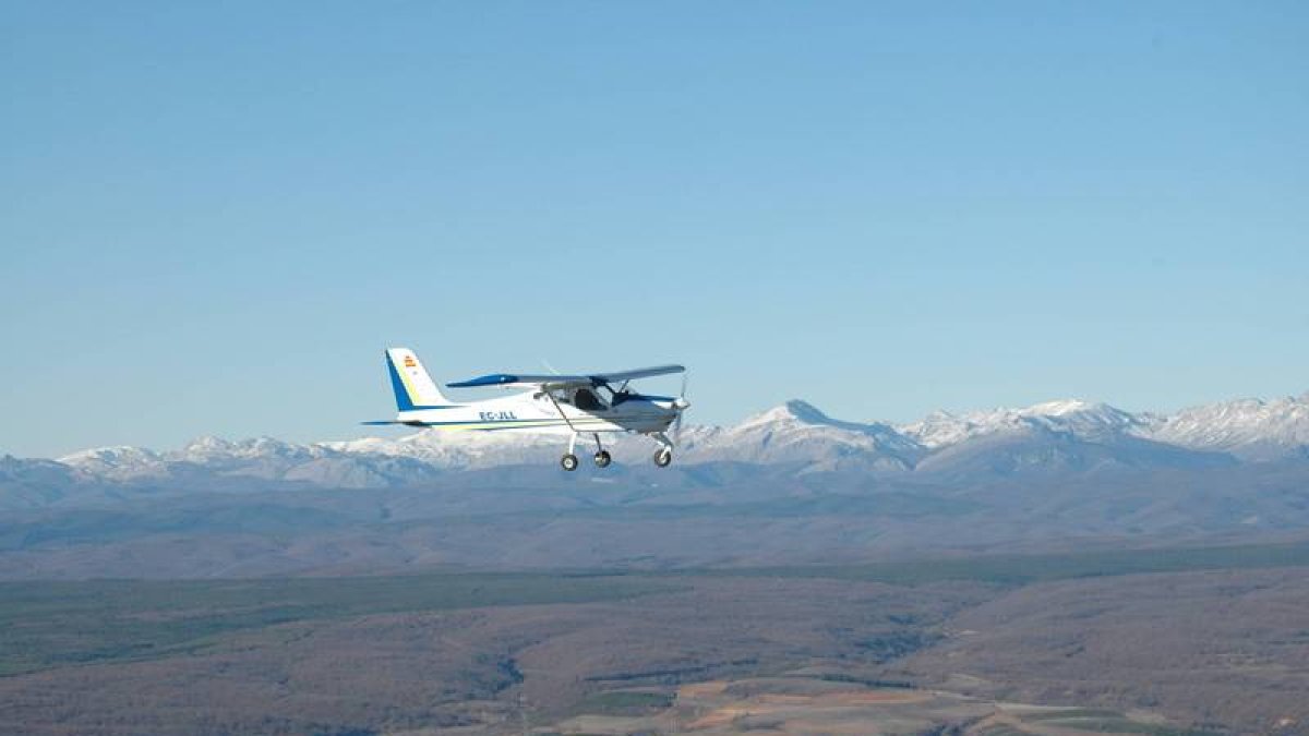 Un ultraligero de cuarta generación surca el cielo de la provincia, con las montañas nevadas como telón de fondo