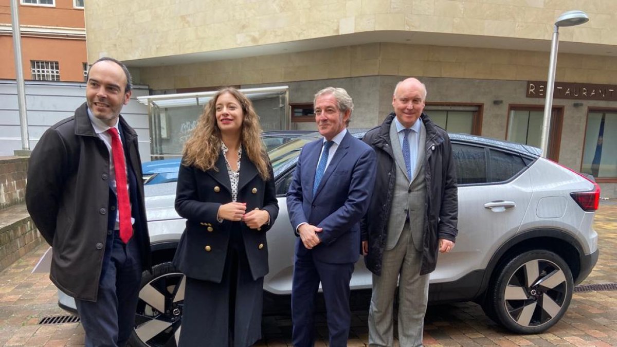 Alfonso Arroyo, Ester Muñoz, Javier Vega y Fernando del Campo, con el vehículo eléctrico. RAMIRO