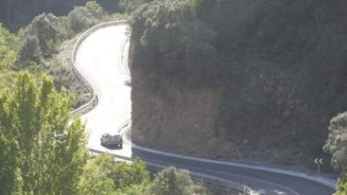 Las comunicaciones por carretera en La Cabrera siguen generando un amplio debate social.