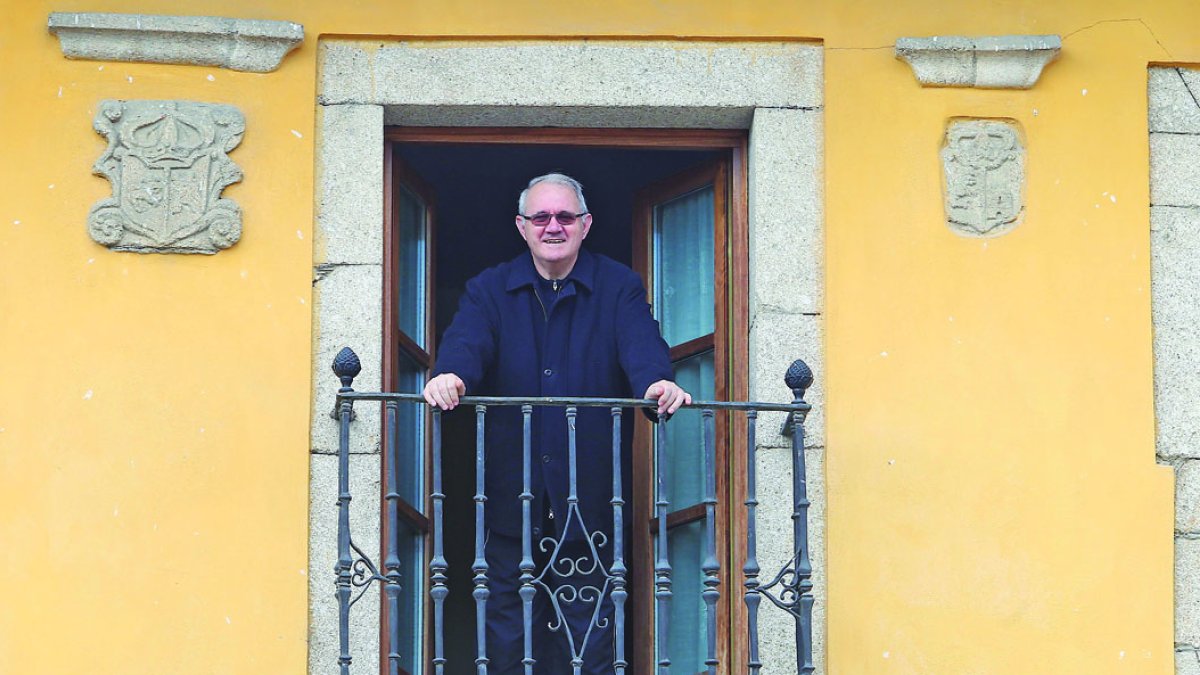 El rector de la basilica de la Encina Antolin de Cela se asoma al balcón de su residencia en el barrio de San Andrés de Ponferrada foto Luis de la Mata