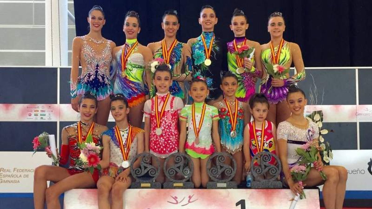 Las integrantes del Club Ritmo con sus trofeos del Nacional.