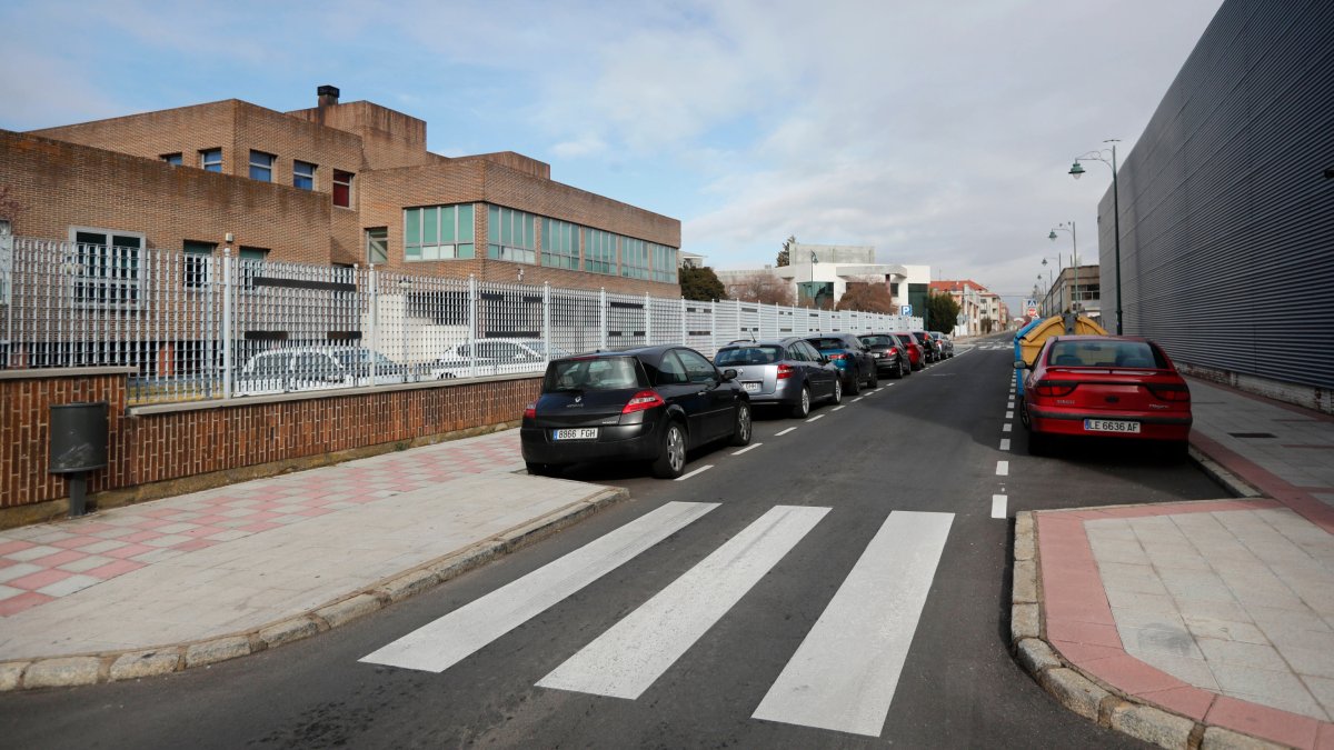 El conductor se había salido de la vía en la calle Fraga Iribarne y había chocado contra la señalización urbana. JESÚS F. SALVADORES