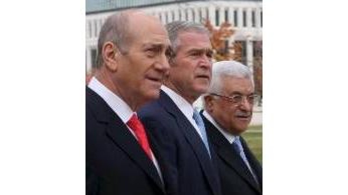 Bush (centro) flanqueado por Olmert (izda) y Abás (dcha)