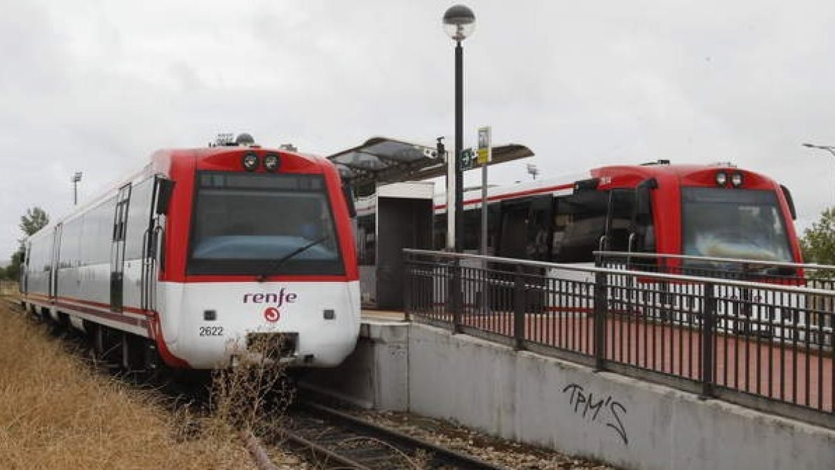 Trenes en el apeadero de la Asunción, ayer, en la fecha prevista para el inicio del cambio de transporte en Feve. RAMIRO