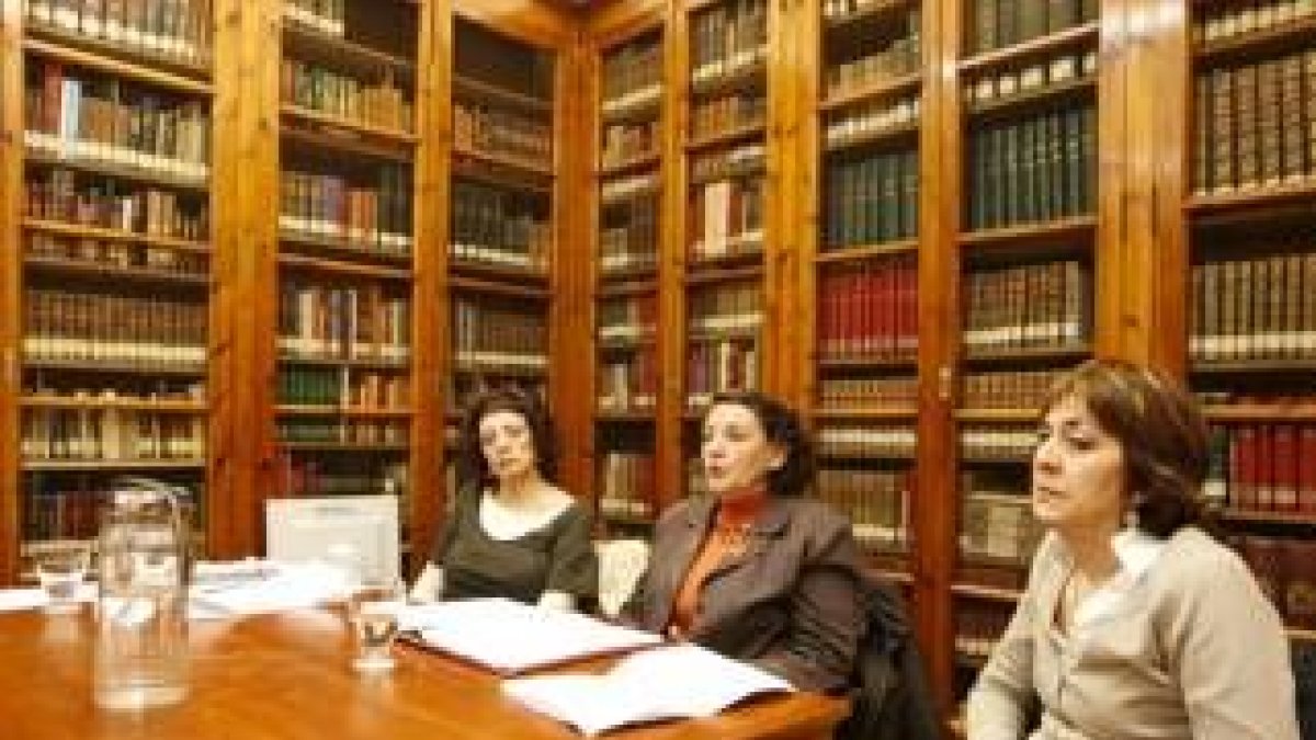 Maribel Almarza, de Clara Campoamor, Luci Gaitero, del MCEP y Gracia Ordás, de Fapa-León