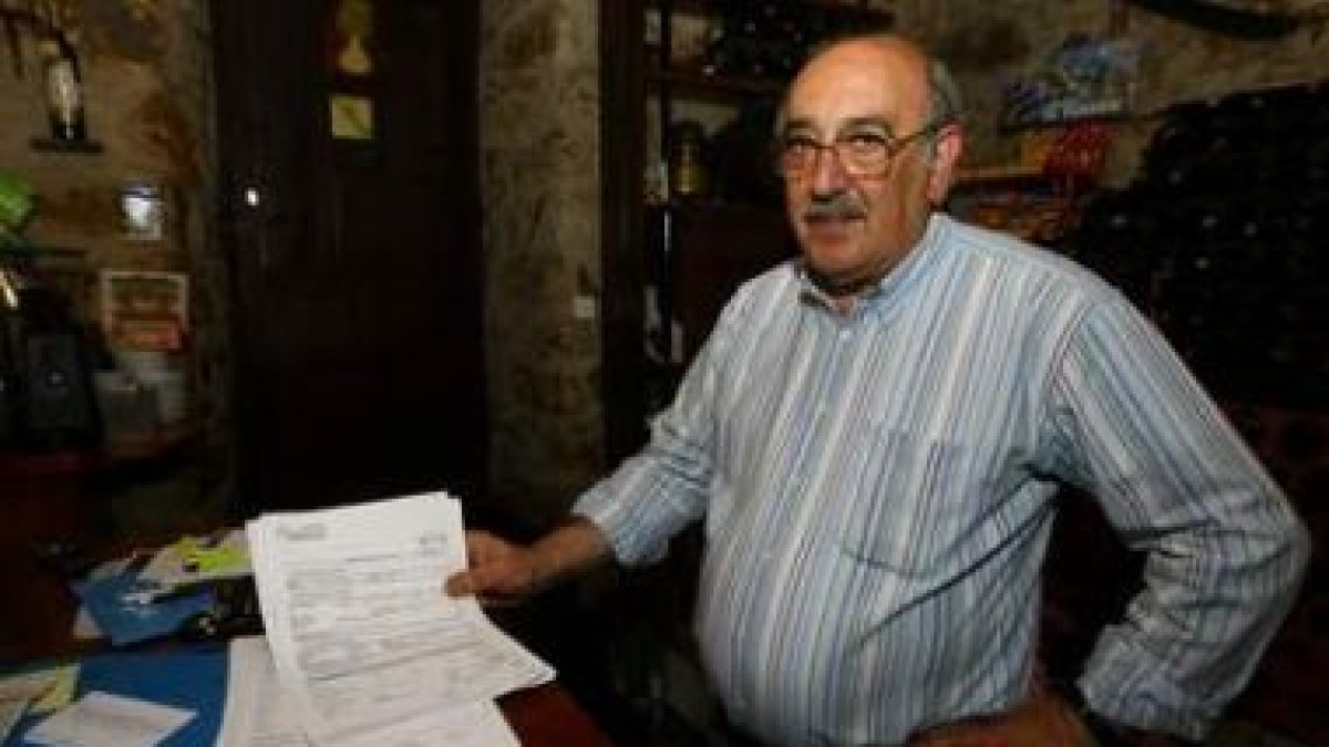 El portavoz del PP en Carcuedo, Miguel Ángel Fernández, en su mesón minutos después del susto