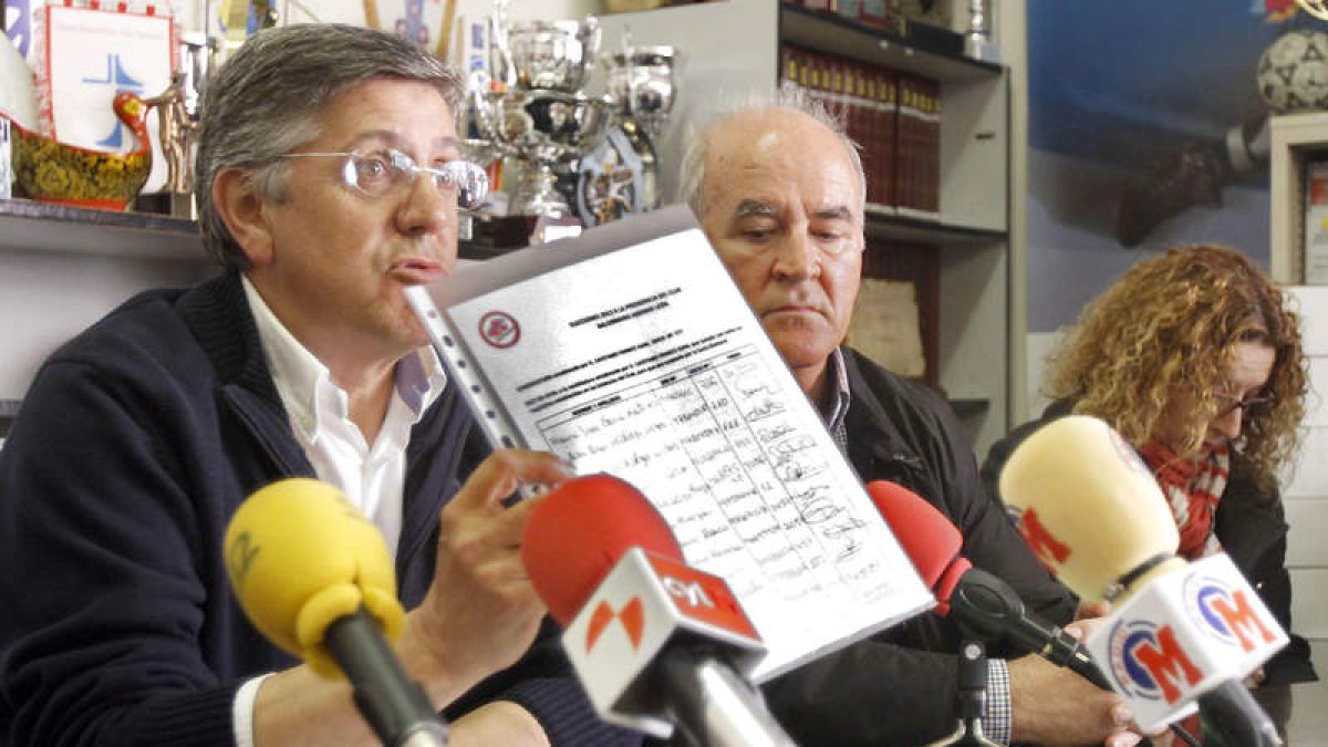 Tano Franco enseña los avales junto a Benjamín Mira (Mcdonald’s), en la rueda de prensa que ayer dieron en las oficinas del Ademar.