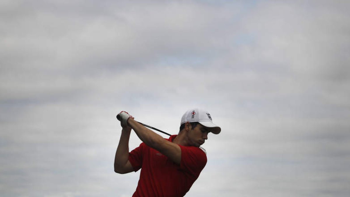 Tensión y concentración en el rostro de uno de los jugadores del Pro Am de Diario de León después de ejecutar un golpe en el campo de San Miguel del Camino.