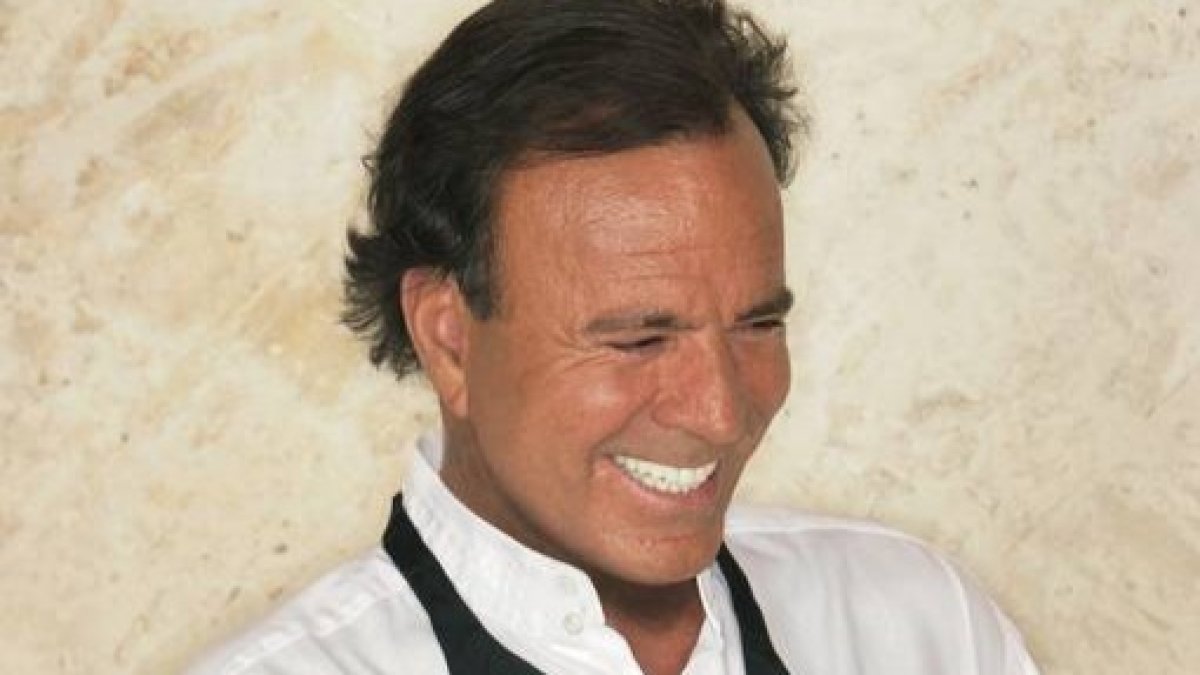El cantante Julio Iglesias.  ACADEMIA LATINA DE LA GRABACIÓN