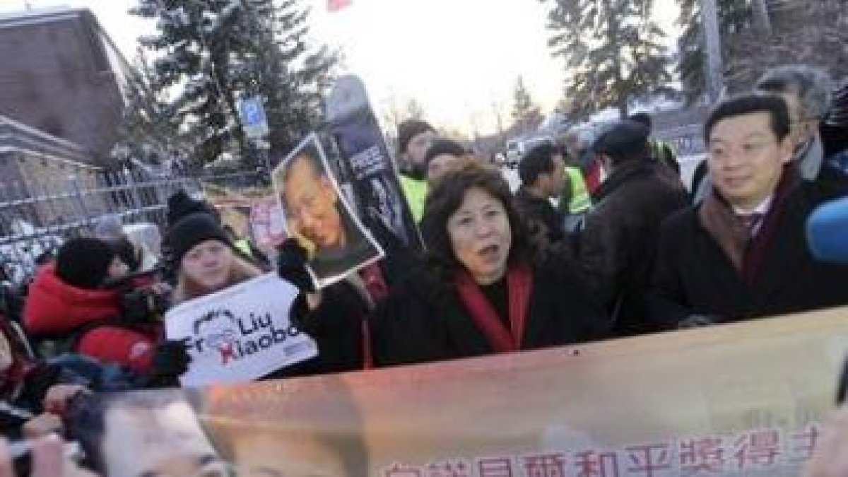 Seguidores del disidente chino Liu Xiaobo se manifiestan ante la embajada china en Oslo.