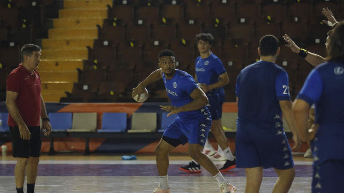 Cadenas, durante uno de los últimos entrenamientos del Ademar en pretemporada. FERNANDO OTERO