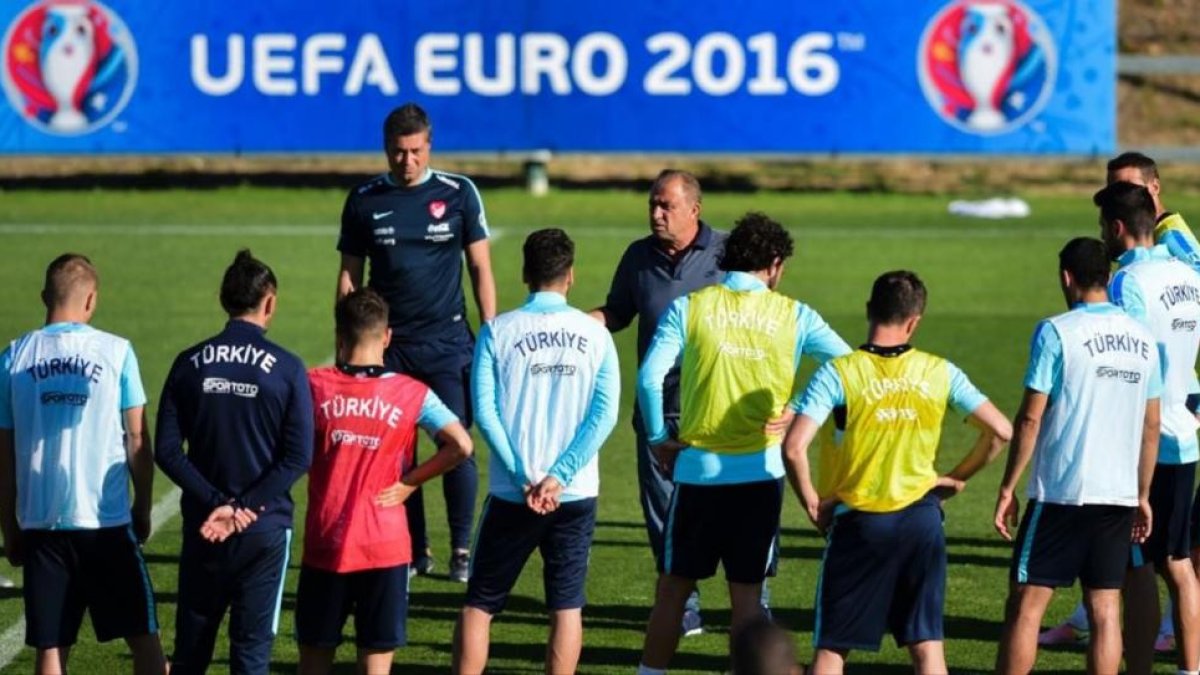 Terim charla con sus jugadores en un entrenamiento de la selección de Turquía.
