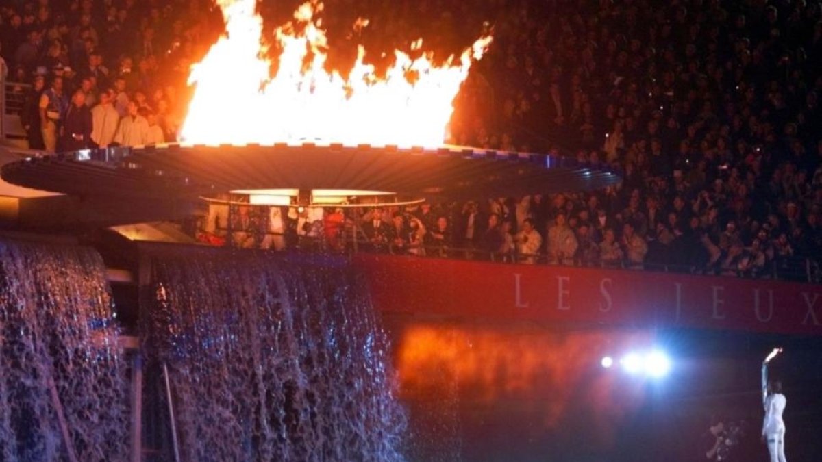 La atleta australiana Cathy Freeman observa el pebetero recién encendido, que se quedó anclado varios minutos durante la inauguración de los Juegos Olímpicos de Sídney del 2000.