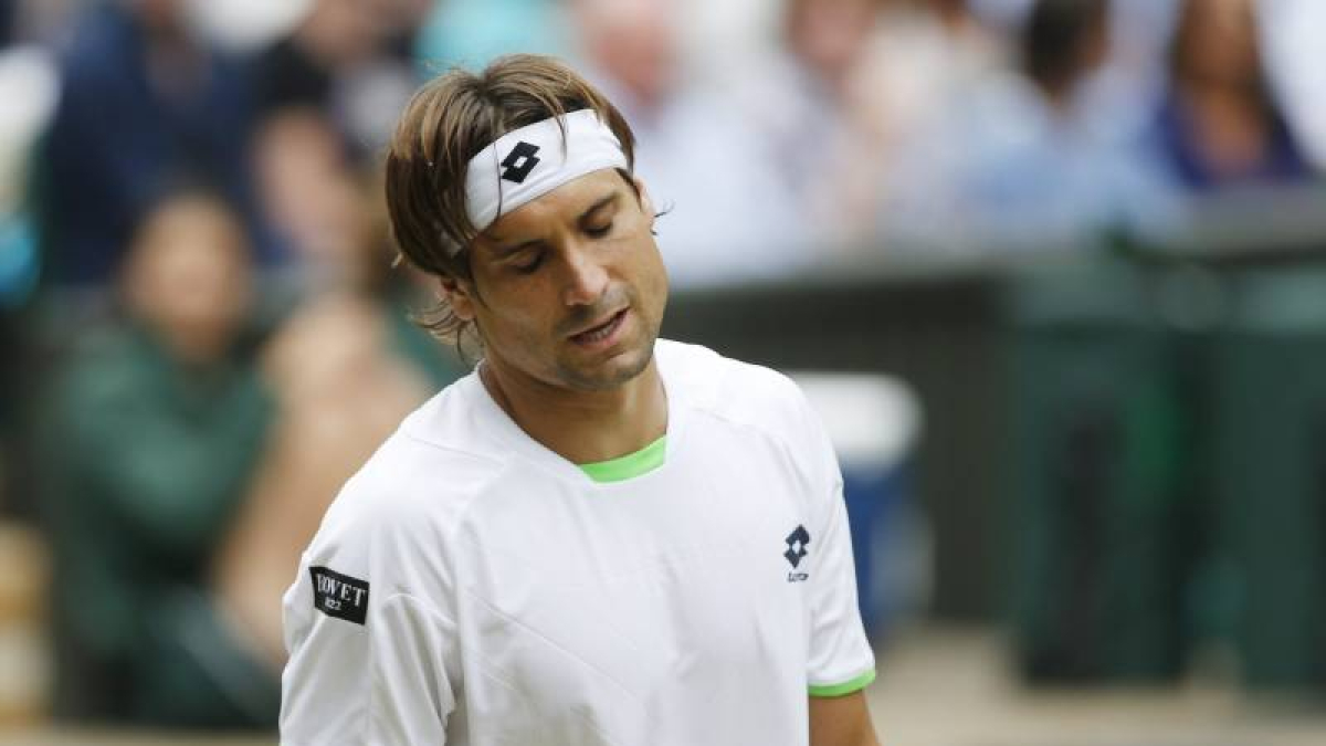 El tenista español David Ferrer se lamenta durante el partido de cuartos de final del torneo de tenis de Wimbledon que disputó contra el argentino Juan Martín del Potro.
