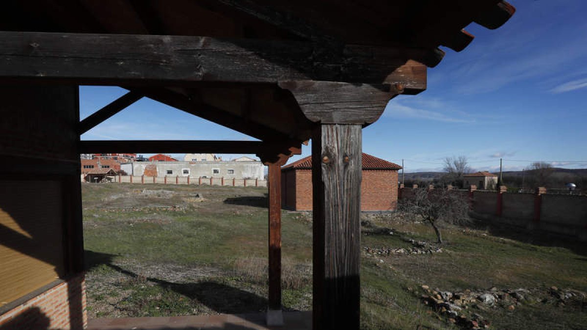 La Villa Romana de Navatejera responde al tipo conocido de villa suburbana datable en los siglos IV-V d.C. Se encuentra en pleno casco urbano junto a la carretera comarcal que une León con Cármenes.