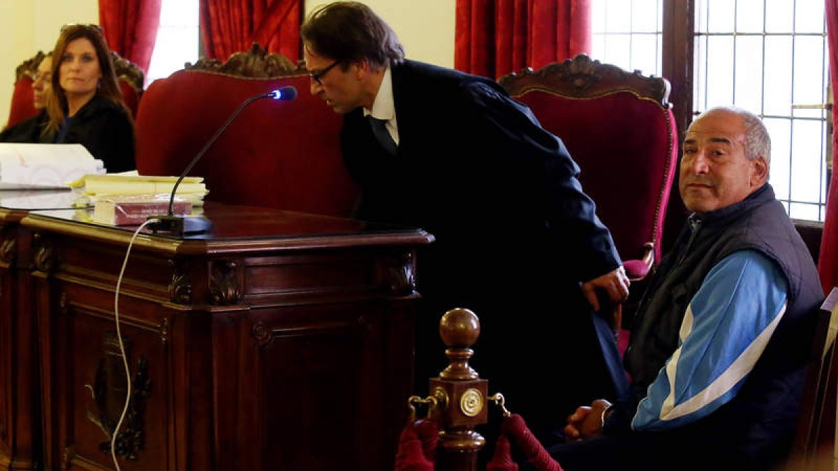 El acusado, a la derecha, instantes antes de comenzar la vista oral en la Audiencia.