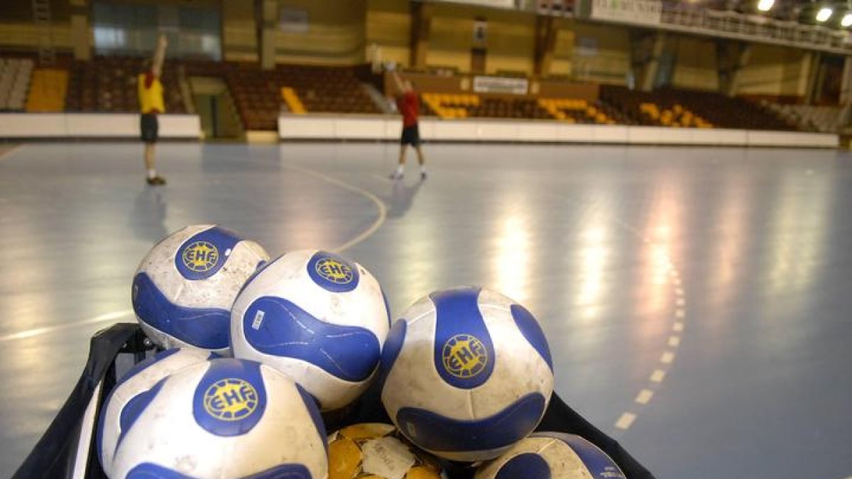 Balones en un entrenamiento del Ademar. DL