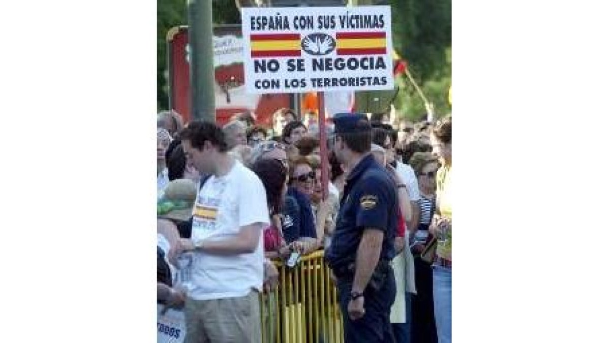 Manifestación en 2005 en Madrid en contra de la negociación con ETA