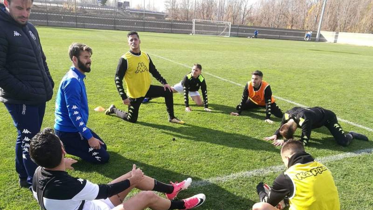 La plantilla de la Cultural prepara el partido del domingo en El Helmántico. CYDL