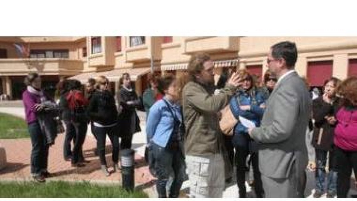 El portavoz de los trabajadores dialoga con Carlos Miller, ante la mirada de sus compañeros.