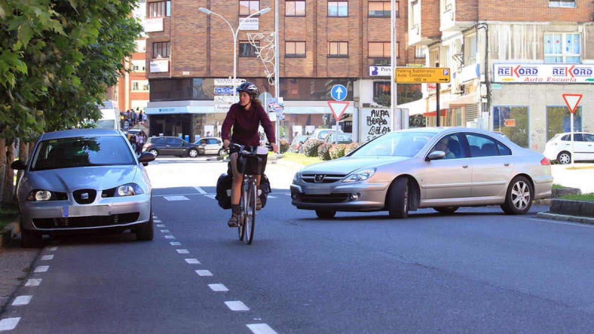 Los coches impiden circular a la bicicleta por su vía.