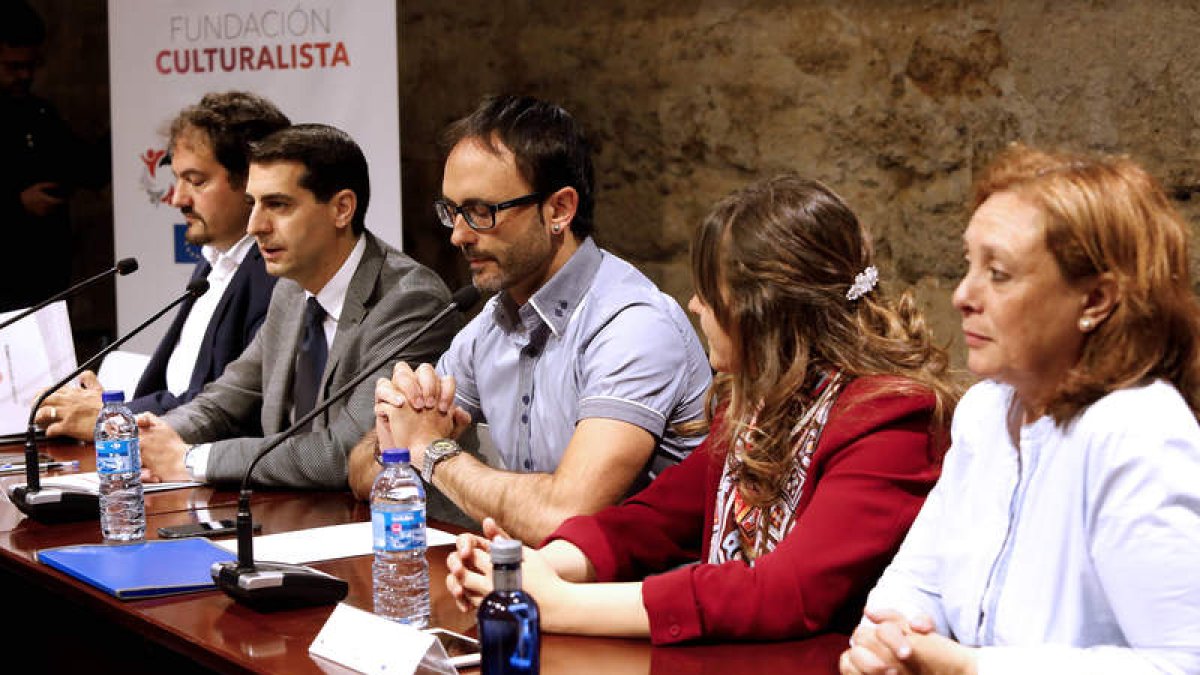 Ignacio Álvarez junto a representantes del Ayuntamiento, durante la presentación. MARCIANO PÉREZ