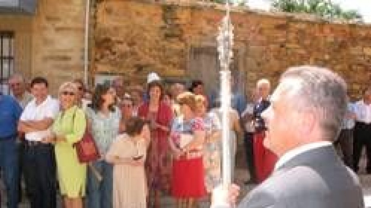 José Miguel Nieto trata de subastar el cetro que porta