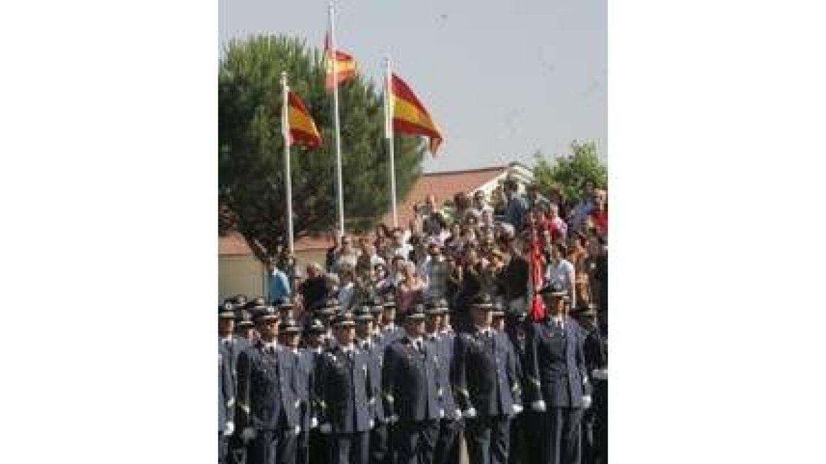 Los familiares siguen desde las gradas el acto militar
