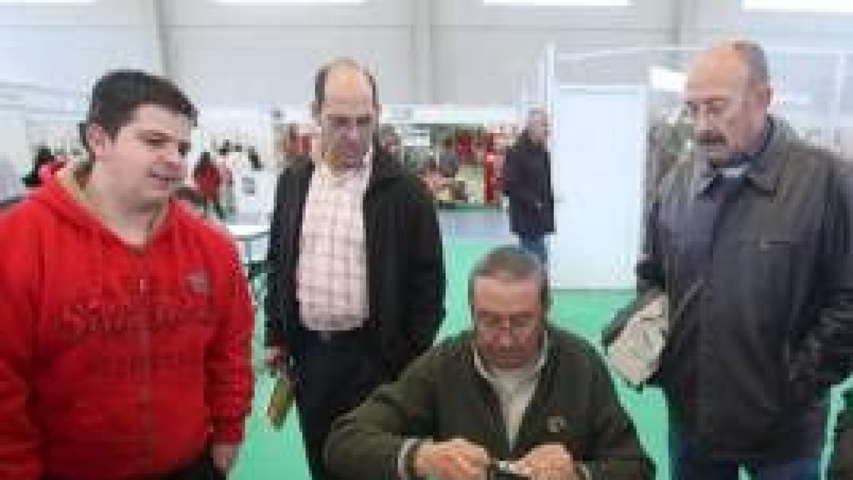 En la feria hay demostraciones de montaje de moscas