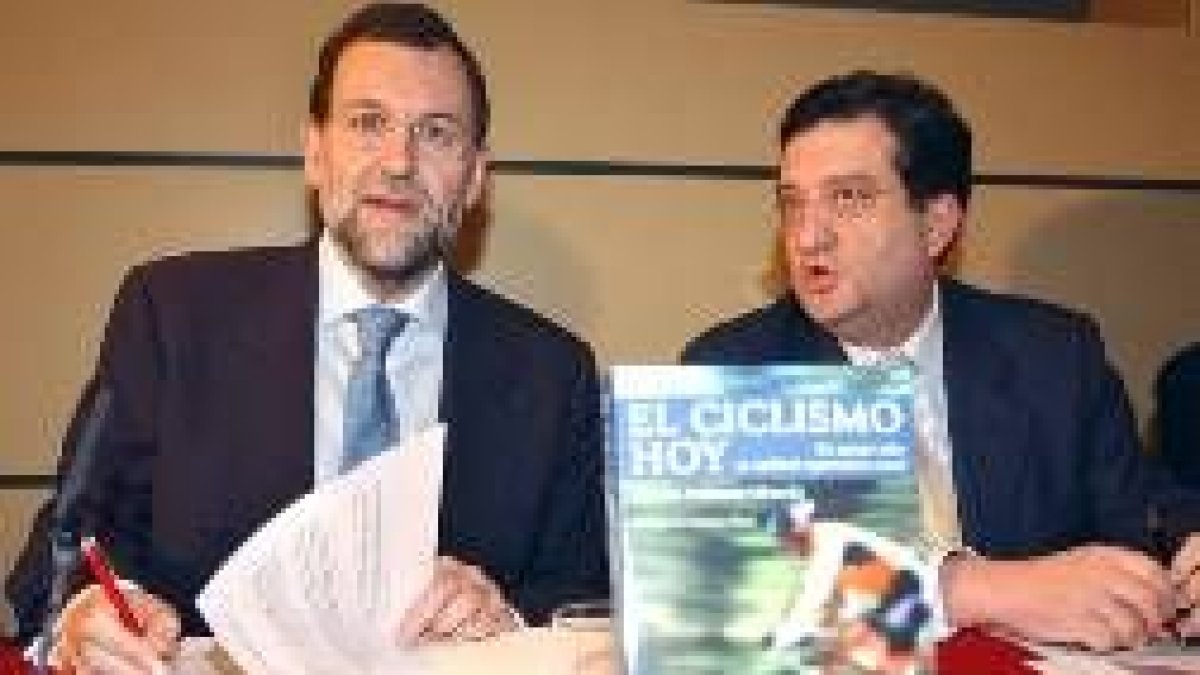 Rajoy estuvo con Pedro Delgado, Óscar Sevilla, Chozas, Anguita y Ángel Casero