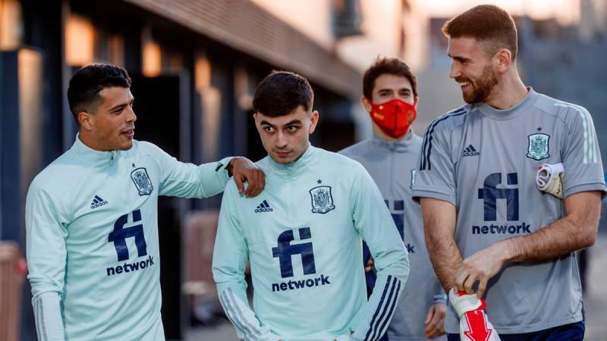 Pedri, en el centro, junto a Pedro Porro, izquierda, y Unai Simón con la selección absoluta. RFEF