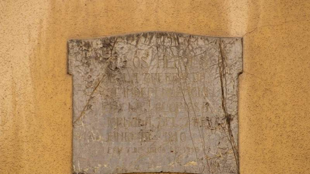 Placa conmemorativa a los Héroes Leoneses en el Corral de San Guisán que la UPL pide reponer. DL