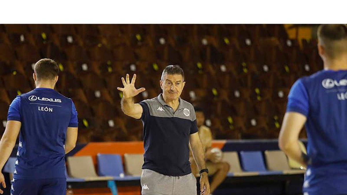 Manolo Cadenas prevé dirigir al Ademar hoy tras superar el coronavirus. MARCIANO PÉREZ
