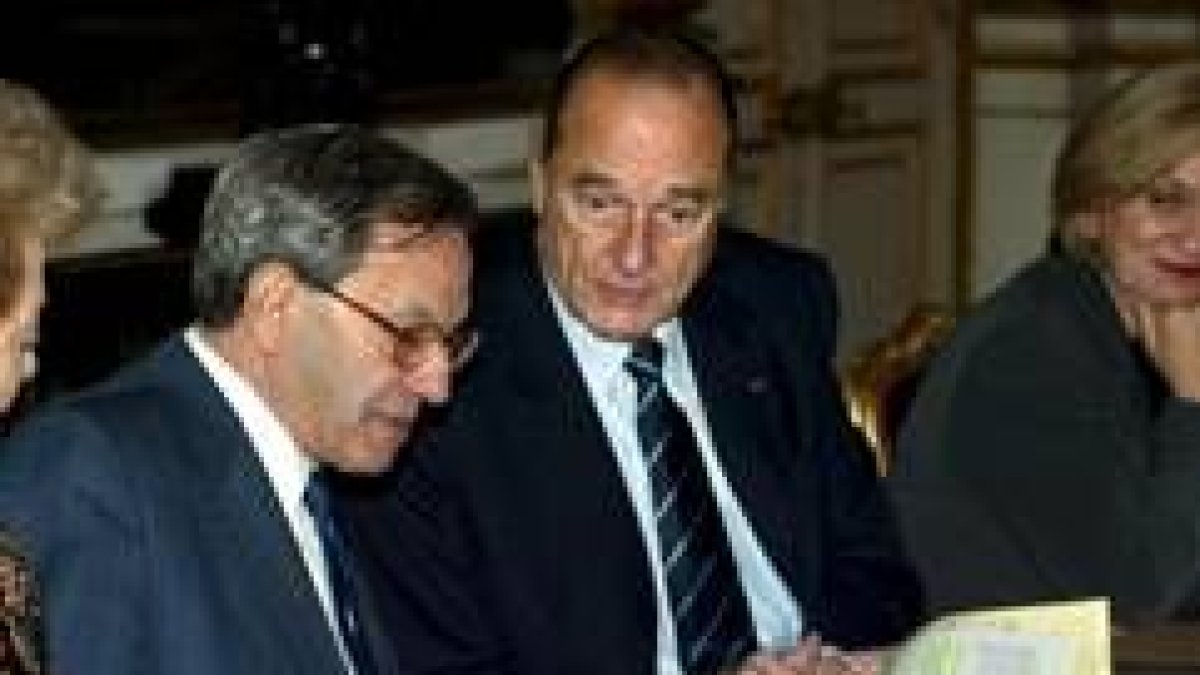 El presidente francés Chirac comentó el informe con sus creadores