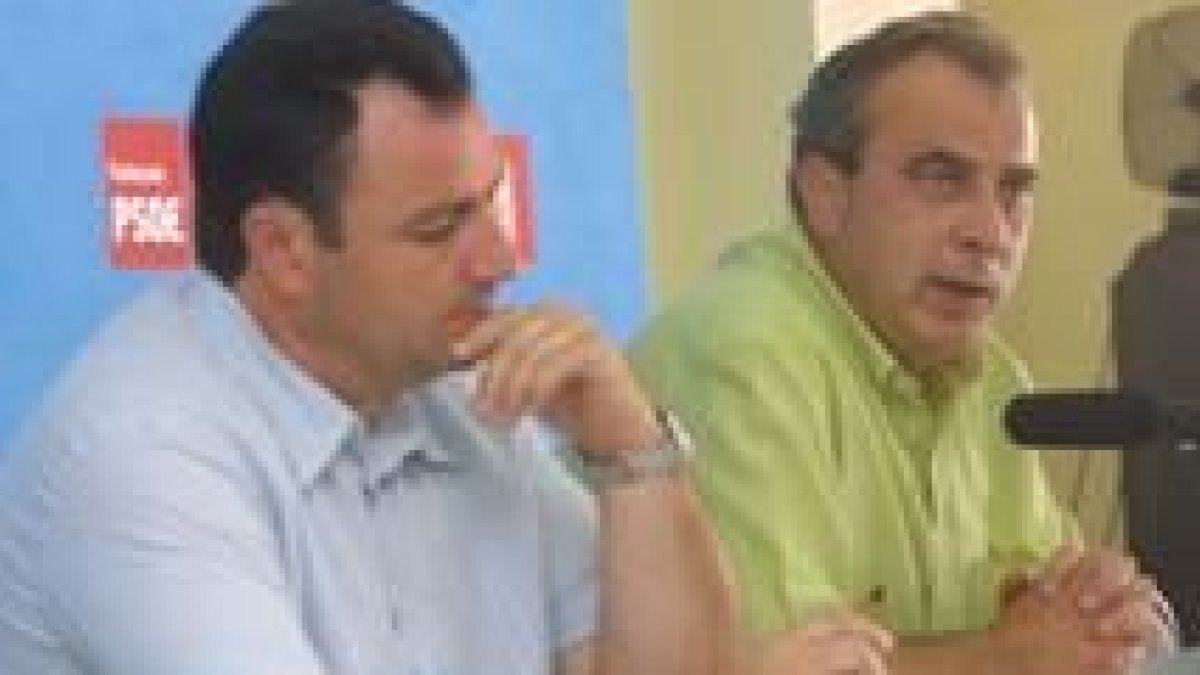 José Giménez, a la derecha junto a Eduardo Morán, valoró ayer el nuevo mapa político del Bierzo