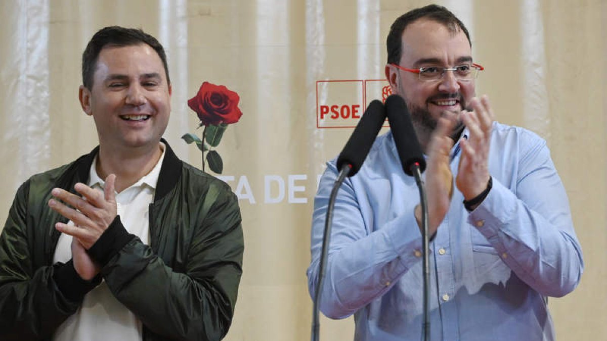Cendón y Barbón, ayer en la fiesta socialista de la Rosa en Sahagún. J. CASARES