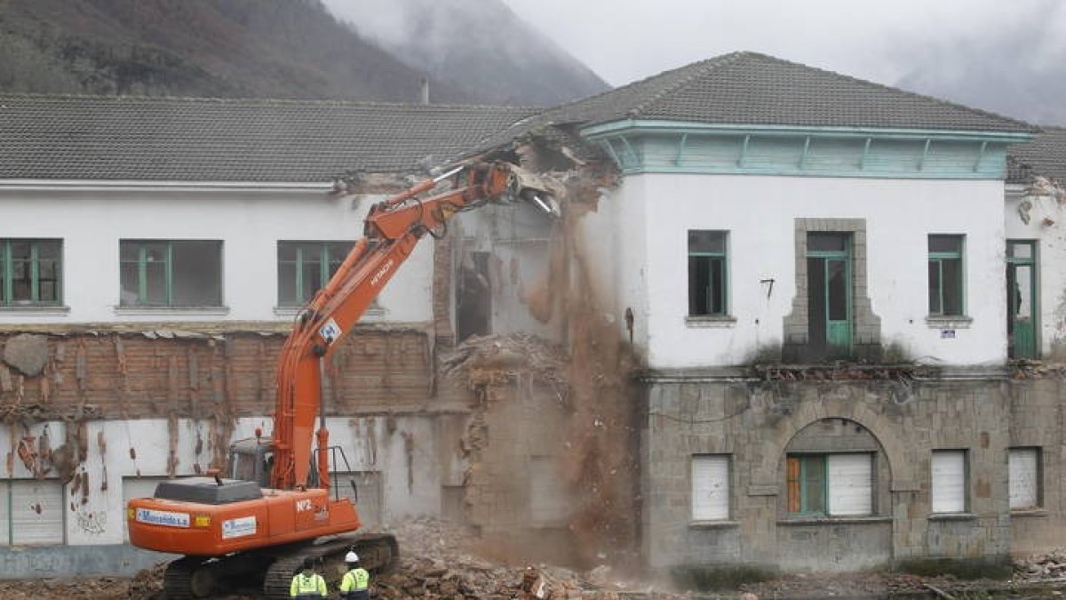 En enero de 2011 se acometió la demolición de las antiguas escuelas. JESÚS F. SALVADORES