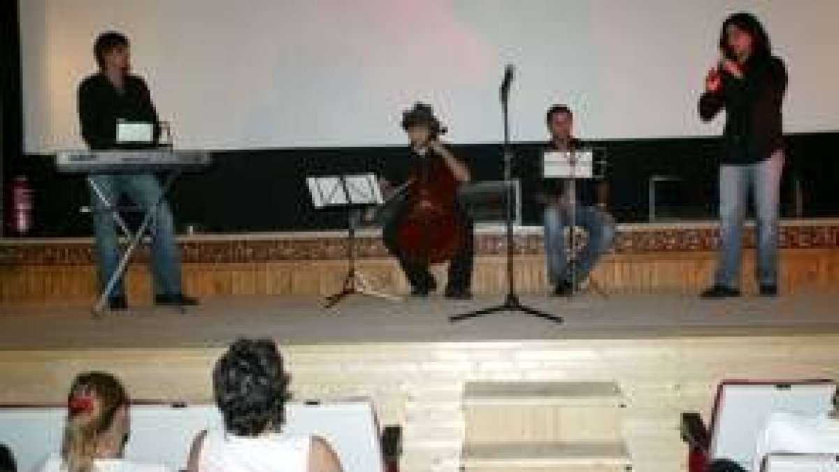 Los miembros del grupo astorgano Leyenda Sonora en su intervención en el Velasco