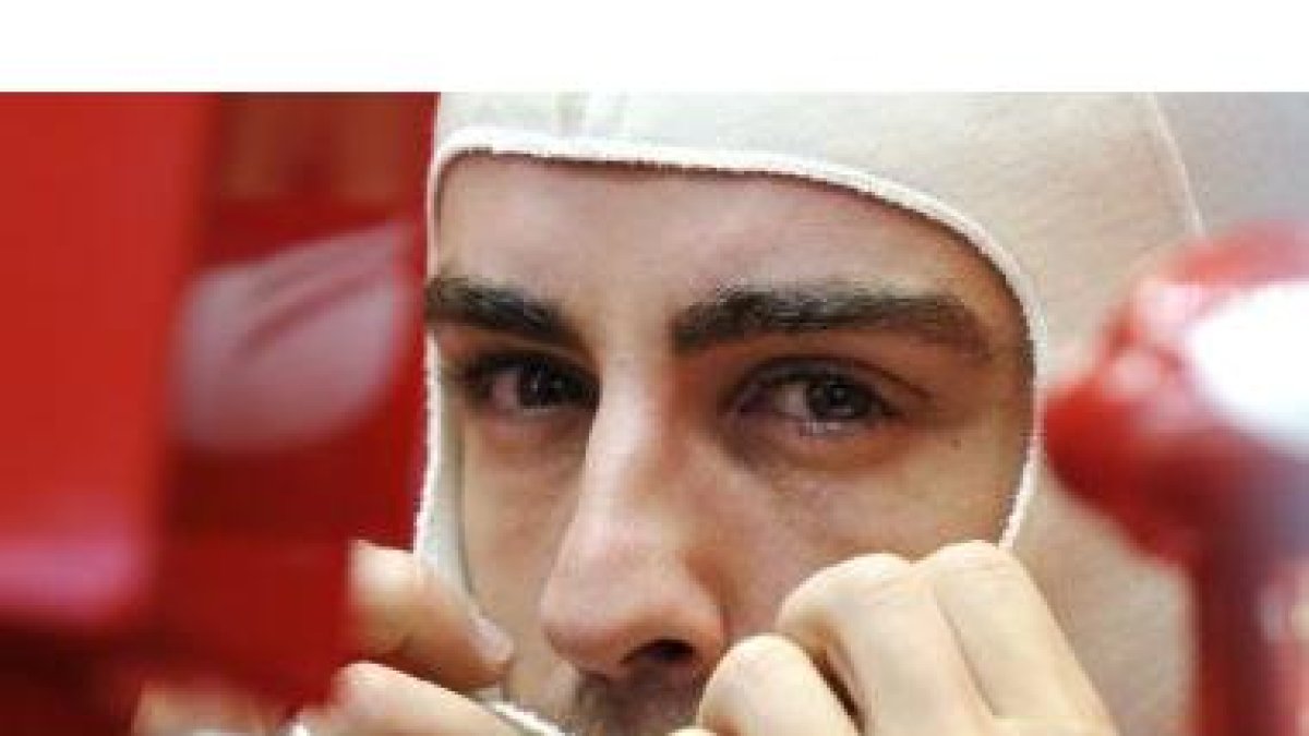 Fernando Alonso se ajusta la capucha antes de los primeros entrenamientos libres.