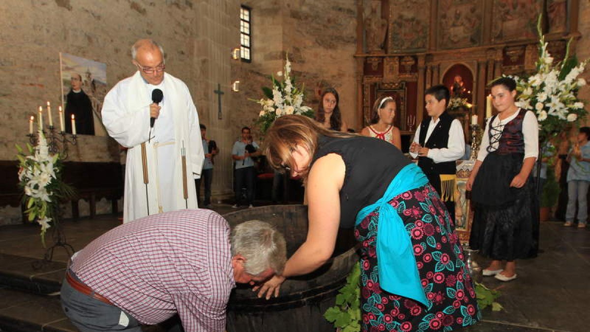 El mosto se pisó por primera vez en el interior del templo, antes de entregárselo a la Virgen.