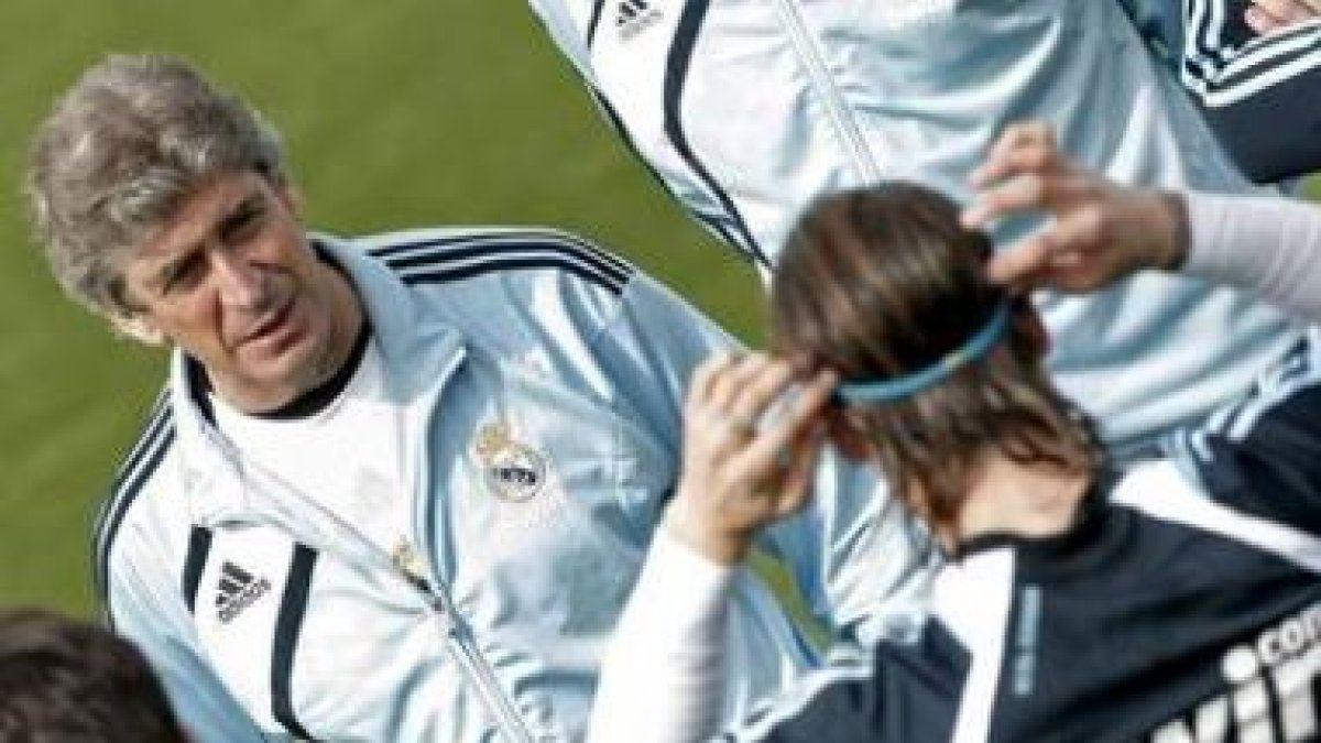 Pellegrini (i), durante el entrenamiento de ayer.
