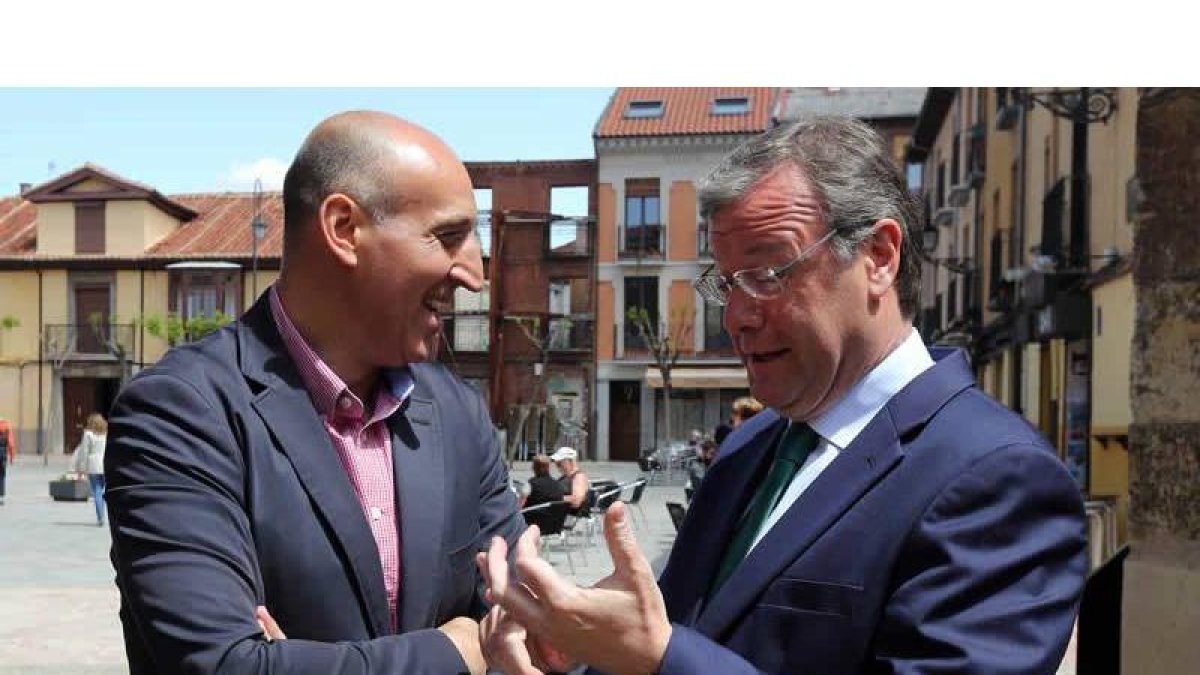 José Antonio Diez y Antonio Silván charlan en la plaza de San Marcelo