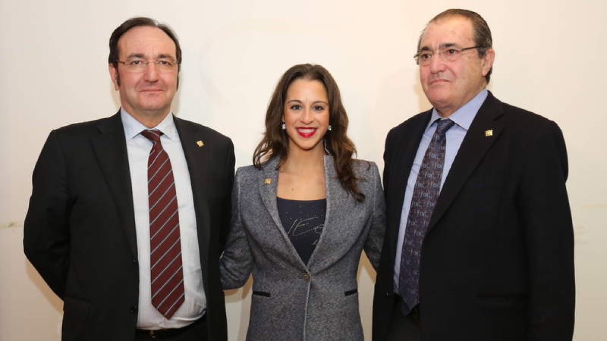 Manuel y David Belinchón entregaron a Carolina la insignia de oro del Colegio Leonés.