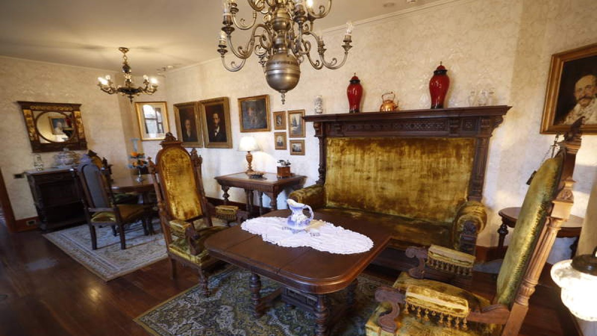 Salón que recrea una de las viviendas que albergó inicialmente el edificio de Botines. Los sillones y otras piezas son los originales. RAMIRO
