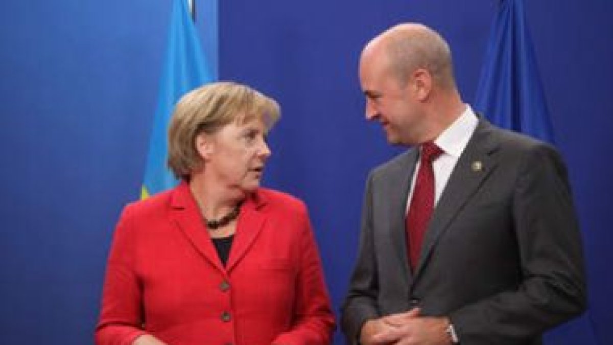 Angela Merkel, junto al presidente de turno de la UE, Fredrik Reinfeldt.